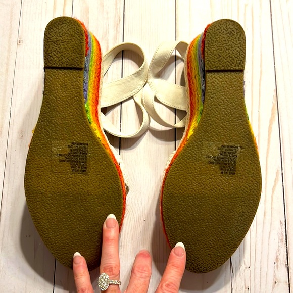 SO Wedge Sandal Pump • Fun Rainbow Platform 🌈 - Picture 4 of 5